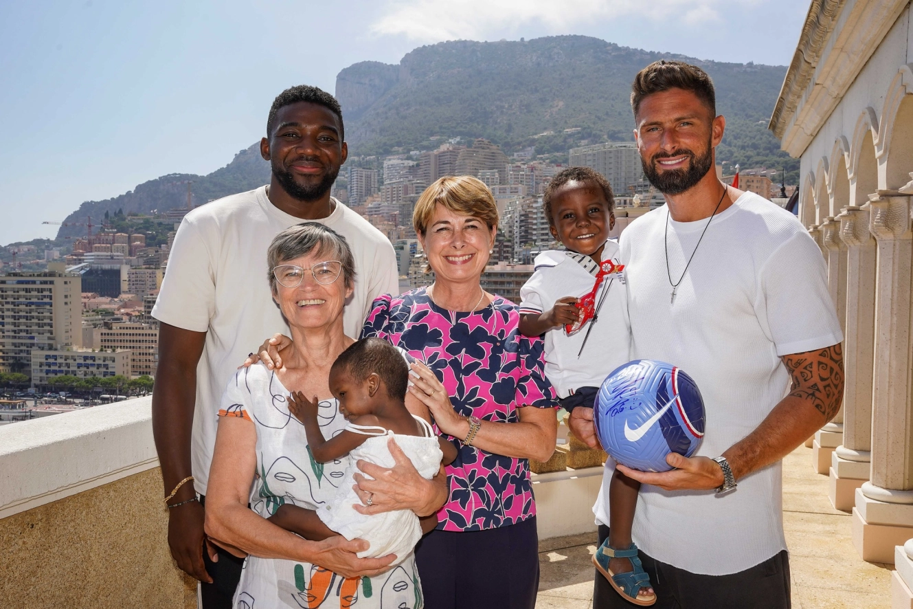Isabelle Berro-Amadeï entouée de Yakuba Ouattara et d'Olivier Giroud ©Direction de la Communication – Manuel Vitali