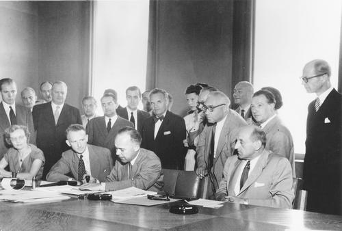 Convention réfugiés - Signature de la Convention de 1951 relative au statut des réfugiés à Genève © Arni - UN Archives 