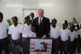 Inauguration EPAM Haiti - S.A.S le Prince Souverain avec des élèves de l'EPAM lors de son inauguration en 2013 © Sylvain Péroumal